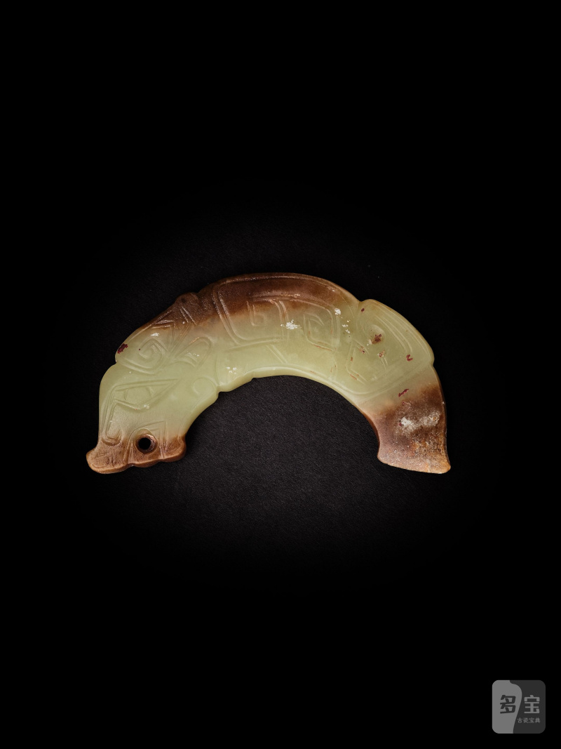 商或更晚　龍紋玉珮 | A GREEN AND BROWN JADE ARC-SHAPED 'DRAGON' PLAQUE - 图4